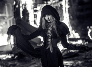 Картинка девушки -unsort+ Черно-белые+обои перчатки блондинка капюшон корсет коса