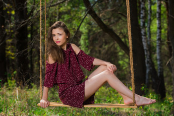 обоя девушки, mila azul, лес, фон, девушка, взгляд, качели