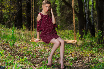 Картинка девушки mila+azul взгляд качели лес фон девушка