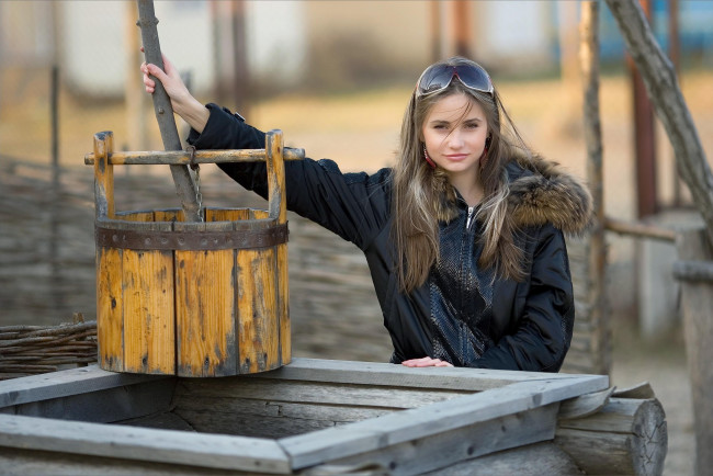 Обои картинки фото девушки, -unsort , блондинки,  светловолосые, куртка, блондинка, ведро, колодец, очки