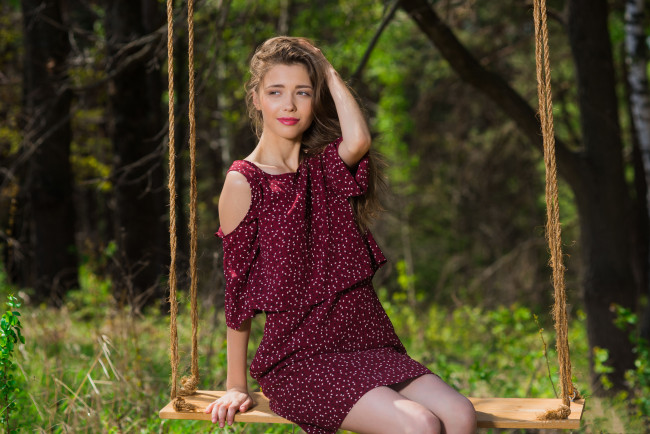 Обои картинки фото девушки, mila azul, качели, лес, девушка, фон