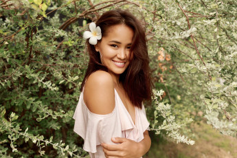 Картинка девушки -+брюнетки +шатенки плюмерия улыбка