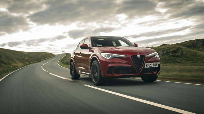 Обои картинки фото alfa romeo stelvio quadrifoglio 2020, автомобили, alfa romeo, трасса, alfa, romeo, stelvio, quadrifoglio, 2020, красный