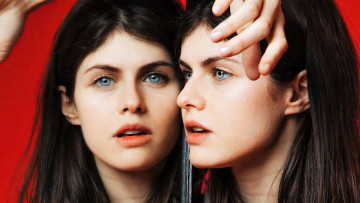 Картинка девушки alexandra+daddario шатенка лицо зеркало отражение