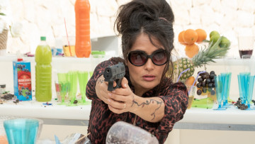 Картинка hitmans+wifes+bodyguard+ +2021+ кино+фильмы hitmans+wife`s+bodyguard телохранитель жены киллера боевик кадры cальма хайек sonia kincaid