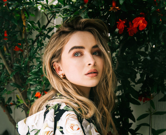 Обои картинки фото девушки, sabrina carpenter, блондинка, лицо, куртка, цветы