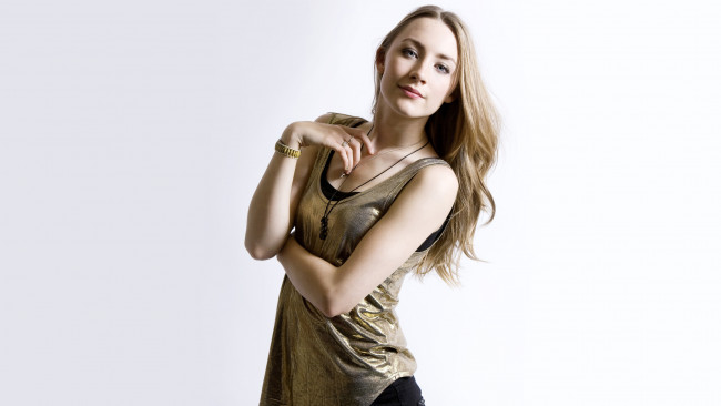 Обои картинки фото девушки, saoirse ronan, блондинка, топ, украшения