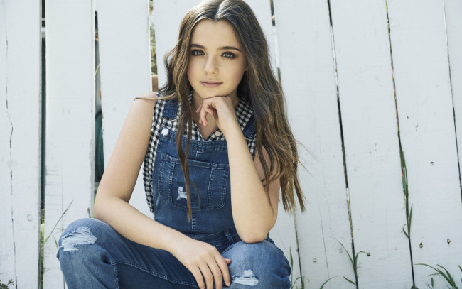 Обои картинки фото девушки, - брюнетки,  шатенки, шатенка, комбинезон, забор, alexa, nisenson