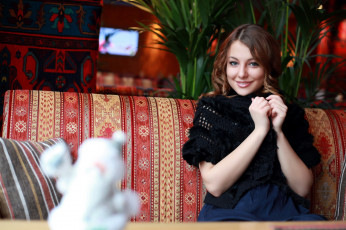 Картинка девушки nikia+petite+ nikia+a +ника+федорова диван подушка улыбка