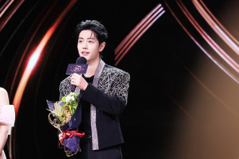 Картинка мужчины xiao+zhan актер микрофон букет сцена