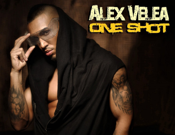 Обои картинки фото мужчины, alex velea, очки, капюшон, тату