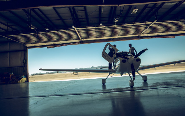 Обои картинки фото авиация, лёгкие одномоторные самолёты, европейская, летная, академия, lufthansa, учебно, тренировочный, самолет, cirrus, sr20, n832ef, group