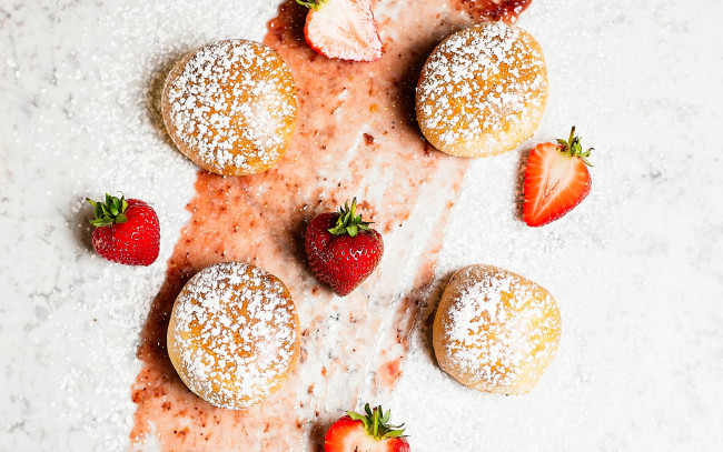 Обои картинки фото еда, пирожные,  кексы,  печенье, ягоды, печенье, лакомство, клубника