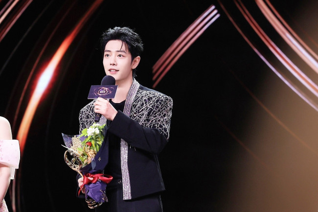 Обои картинки фото мужчины, xiao zhan, актер, микрофон, букет, сцена