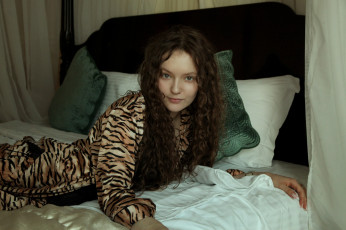 Картинка сексуальная+девушка девушки -+брюнетки +шатенки девушка женщина брюнетка темноволосая сексуальная модель звезда позирует разная обувь верхняя стильная одежда нижнее эротическое бельё трусы лифчик колготки чулки аксессуары макияж и множество элементов на фотографии