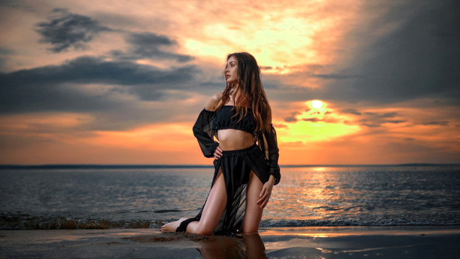 Обои картинки фото девушки, - брюнетки,  шатенки, шатенка, топ, юбка, море, закат