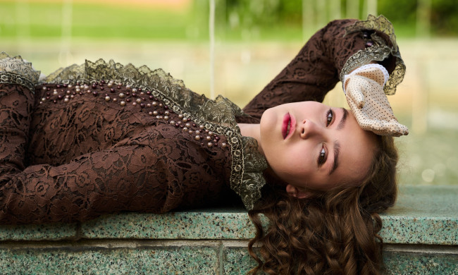 Обои картинки фото сексуальная девушка, девушки, - брюнетки,  шатенки, девушка, женщина, шатенка, темноволосая, сексуальная, модель, звезда, позирует, разная, обувь, верхняя, стильная, одежда, нижнее, эротическое, бельё, трусы, лифчик, колготки, чулки, аксессуары, макияж, и, множество, элементов, на, фотографии