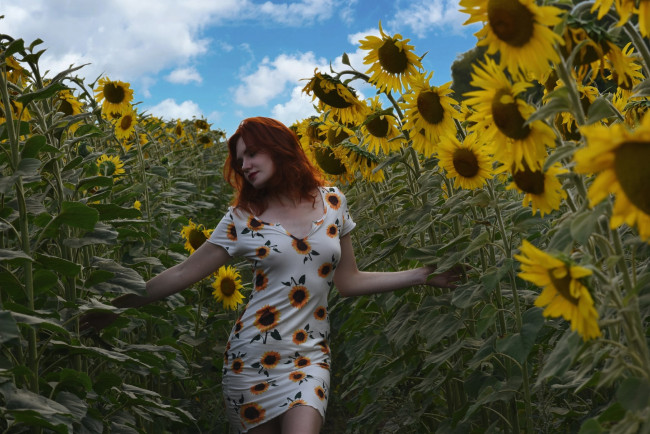 Обои картинки фото кети мейв, девушки, - рыжеволосые и разноцветные, девушка, женщина, рыжая, светлая, тёмная, сексуальная, модель, звезда, позирует, разная, обувь, верхняя, стильная, одежда, нижнее, эротическое, бельё, трусы, лифчик, колготки, чулки, аксессуары, макияж, и, множество, элементов, на, фотографии