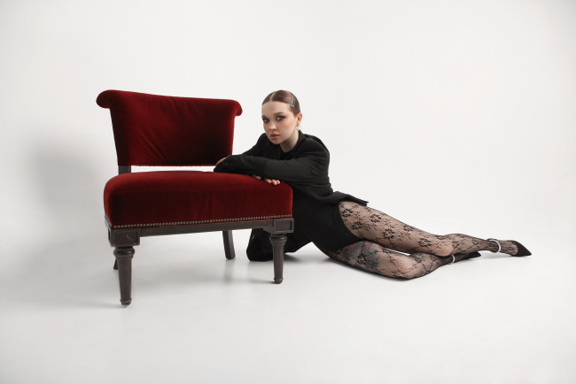 Обои картинки фото сексуальная девушка, девушки, - брюнетки,  шатенки, девушка, женщина, шатенка, темноволосая, сексуальная, модель, звезда, позирует, попа, грудь, ножки, разная, обувь, верхняя, стильная, одежда, нижнее, эротическое, бельё, трусы, лифчик, колготки, чулки, аксессуары, макияж, и, множество, элементов, на, фотографии