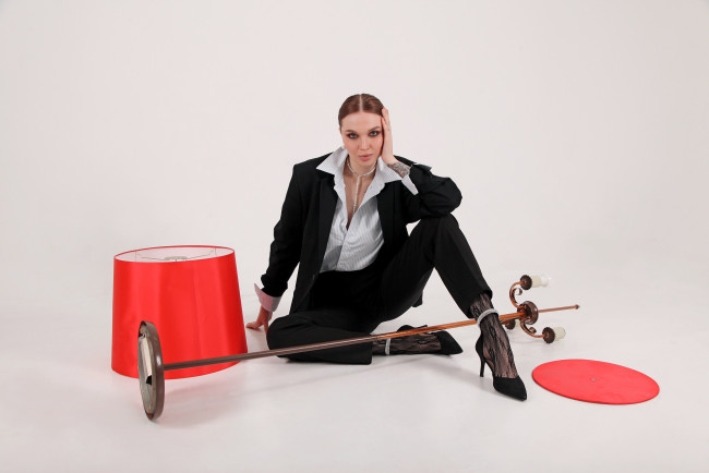 Обои картинки фото сексуальная девушка, девушки, - брюнетки,  шатенки, девушка, женщина, шатенка, темноволосая, сексуальная, модель, звезда, позирует, разная, обувь, верхняя, стильная, одежда, нижнее, эротическое, бельё, трусы, лифчик, колготки, чулки, аксессуары, макияж, и, множество, элементов, на, фотографии