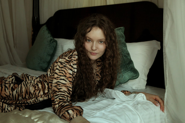 Обои картинки фото сексуальная девушка, девушки, - брюнетки,  шатенки, девушка, женщина, брюнетка, темноволосая, сексуальная, модель, звезда, позирует, разная, обувь, верхняя, стильная, одежда, нижнее, эротическое, бельё, трусы, лифчик, колготки, чулки, аксессуары, макияж, и, множество, элементов, на, фотографии