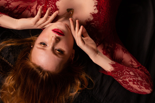 Обои картинки фото сексуальная девушка, девушки, - брюнетки,  шатенки, девушка, женщина, шатенка, темноволосая, сексуальная, модель, звезда, позирует, разная, обувь, верхняя, стильная, одежда, нижнее, эротическое, бельё, трусы, лифчик, колготки, чулки, аксессуары, макияж, и, множество, элементов, на, фотографии