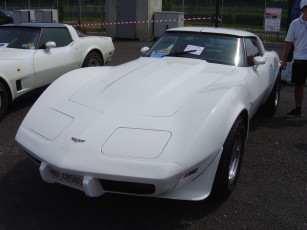 Картинка автомобили выставки уличные фото