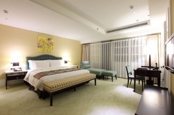 Картинка интерьер спальня портьера кровать подушка картина