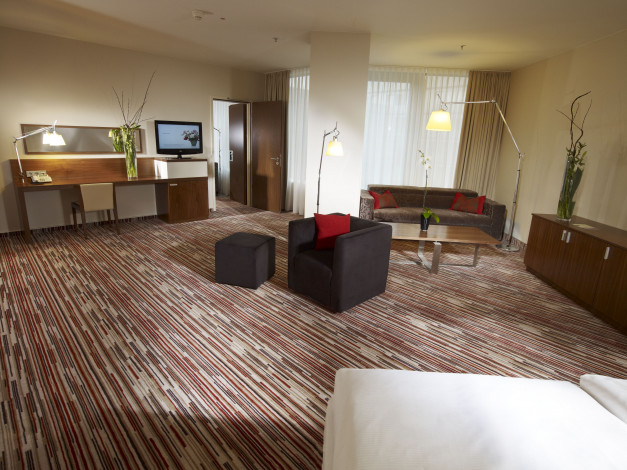 Обои картинки фото интерьер, гостиная, телевизор, лампа, диван, кресло