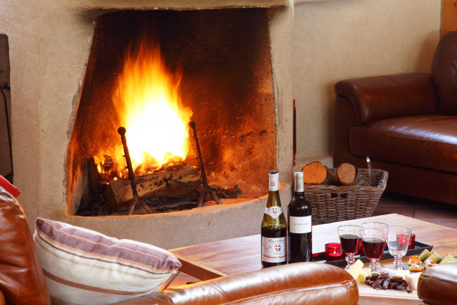 Обои картинки фото интерьер, камины, бокал