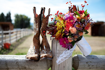 Картинка цветы букеты композиции ковбойки сапоги букет