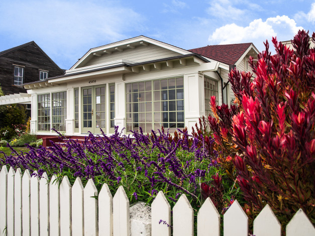 Обои картинки фото города, здания, дома, забор, цветы, дом