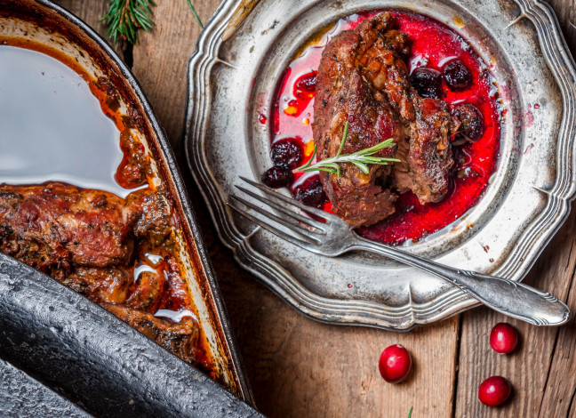 Обои картинки фото оленина, брусникой, еда, мясные, блюда, брусника, ягоды, тарелка, вилка