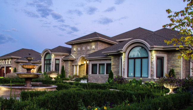 Обои картинки фото города, - здания,  дома, газоны, ночь, фонари, фонтан, особняк, дом