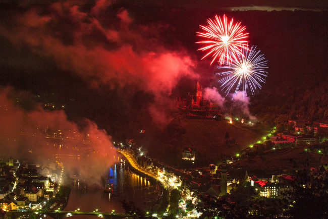 Обои картинки фото города, кохем , германия, cochem, замок, дома, огни, салют, ночь