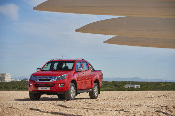 обоя автомобили, isuzu, 2015г, красный, cab, double, kb