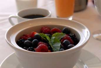 Картинка еда фрукты +ягоды малина ягоды мята ежевика