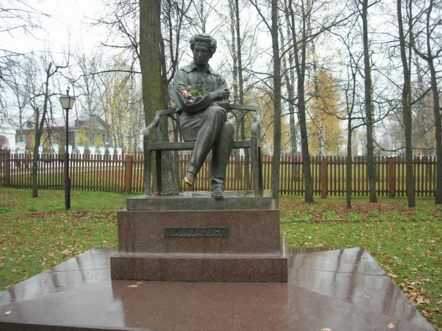 Обои картинки фото памятник а, пушкину, города, - исторические,  архитектурные памятники, город, памятник, скульптура, исторические достопримечательности, культурные достопримечательности, культурные и исторические достопримечательности, достопримечательности