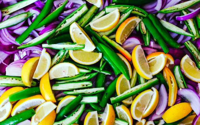 Обои картинки фото еда, фрукты и овощи вместе, лук, лимоны, фасоль