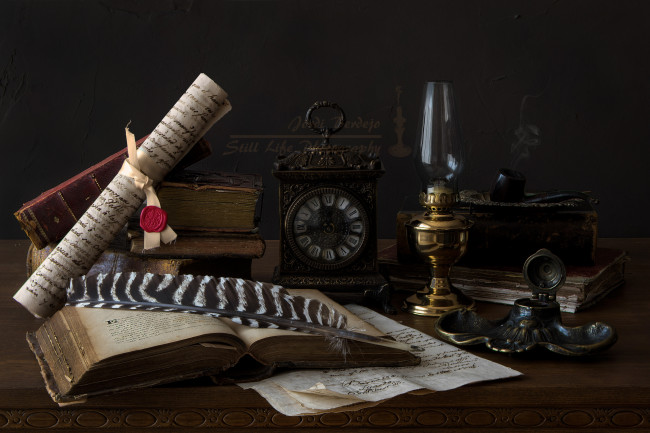 Обои картинки фото разное, ретро,  винтаж, перо, свиток, часы, чернильница, лампа, книги, трубка