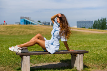 Картинка девушки -unsort+ брюнетки темноволосые модель брюнетка длинные волосы трава ножки женщины на улице скамейка