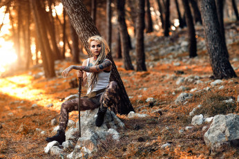 Картинка felisja+piana девушки felisja piana меч оружие лес cosplay девушка модель крашеная тату татуировка рисунки кожа пирсинг поза макияж причёска красотка сексуальная экстравагантная наряд