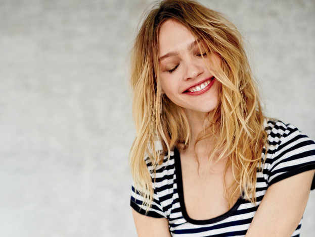 Обои картинки фото девушки, саша пивоварова, модель, блондинка, улыбка, футболка