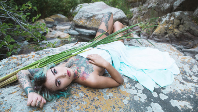 Обои картинки фото felisja piana, девушки, felisja, piana, девушка, модель, крашеная, тату, татуировка, рисунки, кожа, пирсинг, поза, макияж, причёска, красотка, сексуальная, экстравагантная, наряд