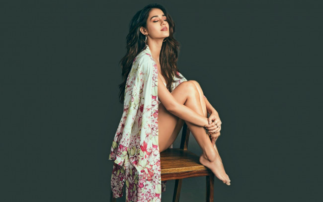 Обои картинки фото девушки, disha patani, диша, патани, актриса, фотомодель, брюнетка, знаменитости, барейли, индия, стул, длинные, волосы