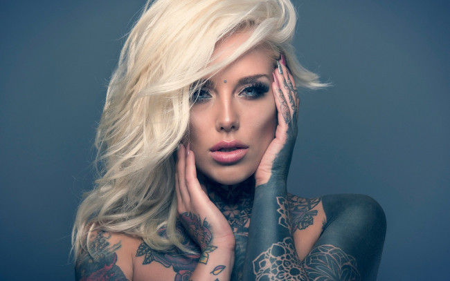 Обои картинки фото lauren brock, девушки, lauren, brock, портрет, лицо, девушка, модель, блондинка, красотка, красавица, стройная, сексуальная, причёска, взгляд, макияж, тату, татуировка, рисунок, пирсинг, поза, флирт, секси