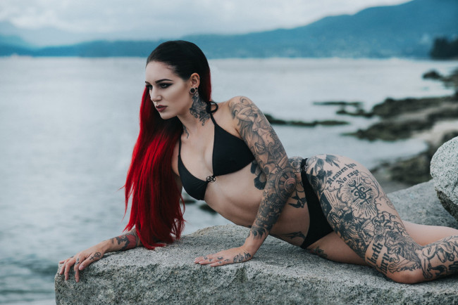 Обои картинки фото cervena fox, девушки, cervena, fox, девушка, рыжеволосая, модель, татуировка, тату, рисунки, стройная, сексуальная, пирсинг, поза