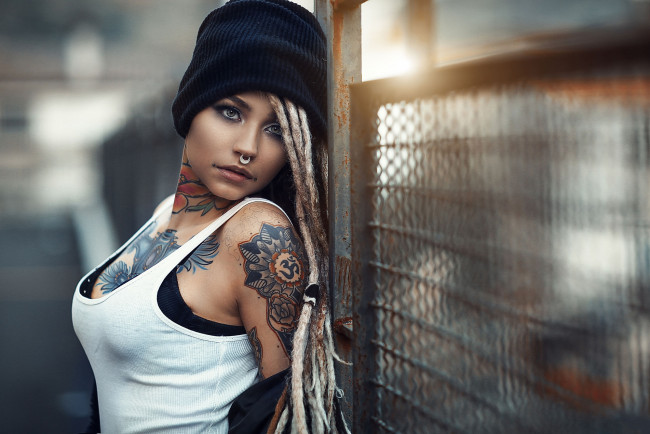 Обои картинки фото felisja piana, девушки, felisja, piana, девушка, модель, крашеная, тату, татуировка, рисунки, кожа, пирсинг, поза, макияж, причёска, красотка, сексуальная, экстравагантная, наряд