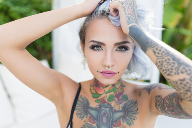 Обои картинки фото felisja piana, девушки, felisja, piana, девушка, модель, крашеная, тату, татуировка, рисунки, кожа, пирсинг, поза, макияж, причёска, красотка, сексуальная, экстравагантная, наряд
