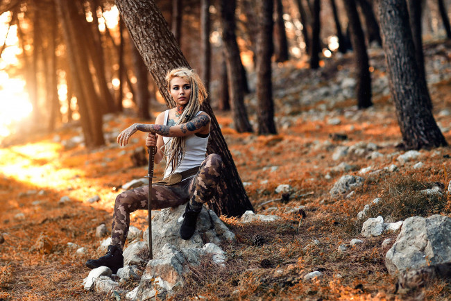 Обои картинки фото felisja piana, девушки, felisja, piana, меч, оружие, лес, cosplay, девушка, модель, крашеная, тату, татуировка, рисунки, кожа, пирсинг, поза, макияж, причёска, красотка, сексуальная, экстравагантная, наряд